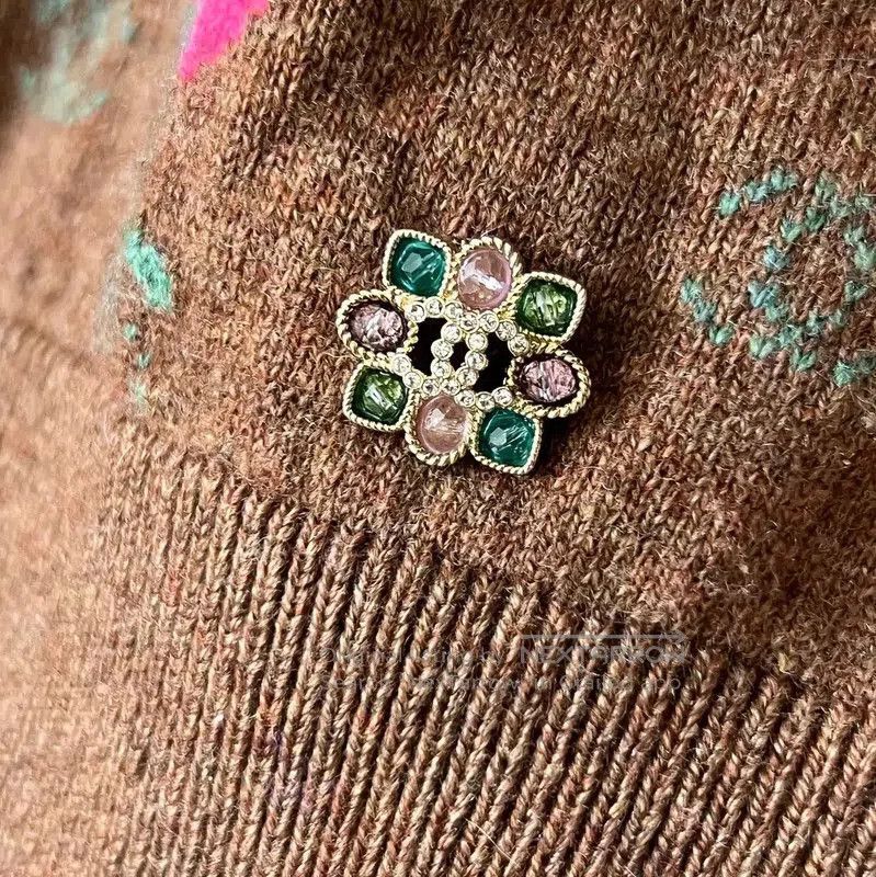 Chanel Chanel Brown Cashmere Sweater with Floral Design . Size S / US 4 / IT 40 - 4 Thumbnail