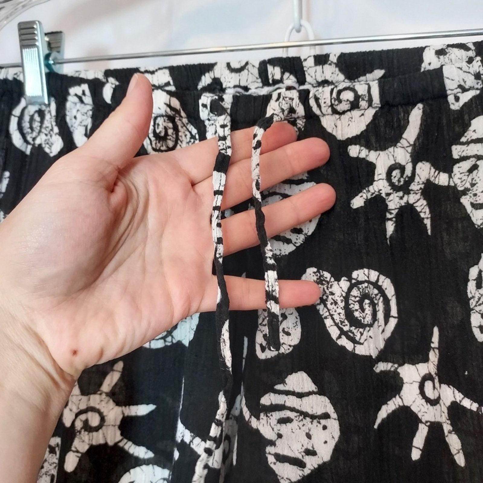 Other Tropical Beach Black and White Crinkle Cropped Capri Pants Size 27" / US 4 / IT 40 - 3 Thumbnail