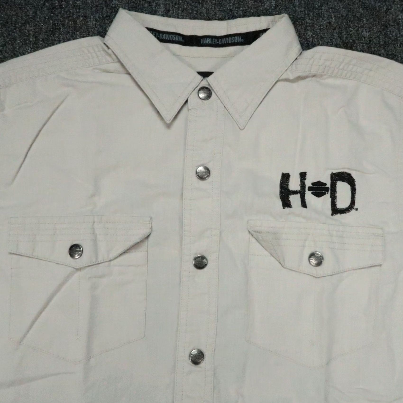 Harley Davidson Harley-Davidson Shirt Mens Large Stone Beige Short Sleeve Snap Bar Shield Embroidered Button-Up Clothing Casual Travel Workwear Regular Fit Pocketed Size US L / EU 52-54 / 3 - 3 Thumbnail