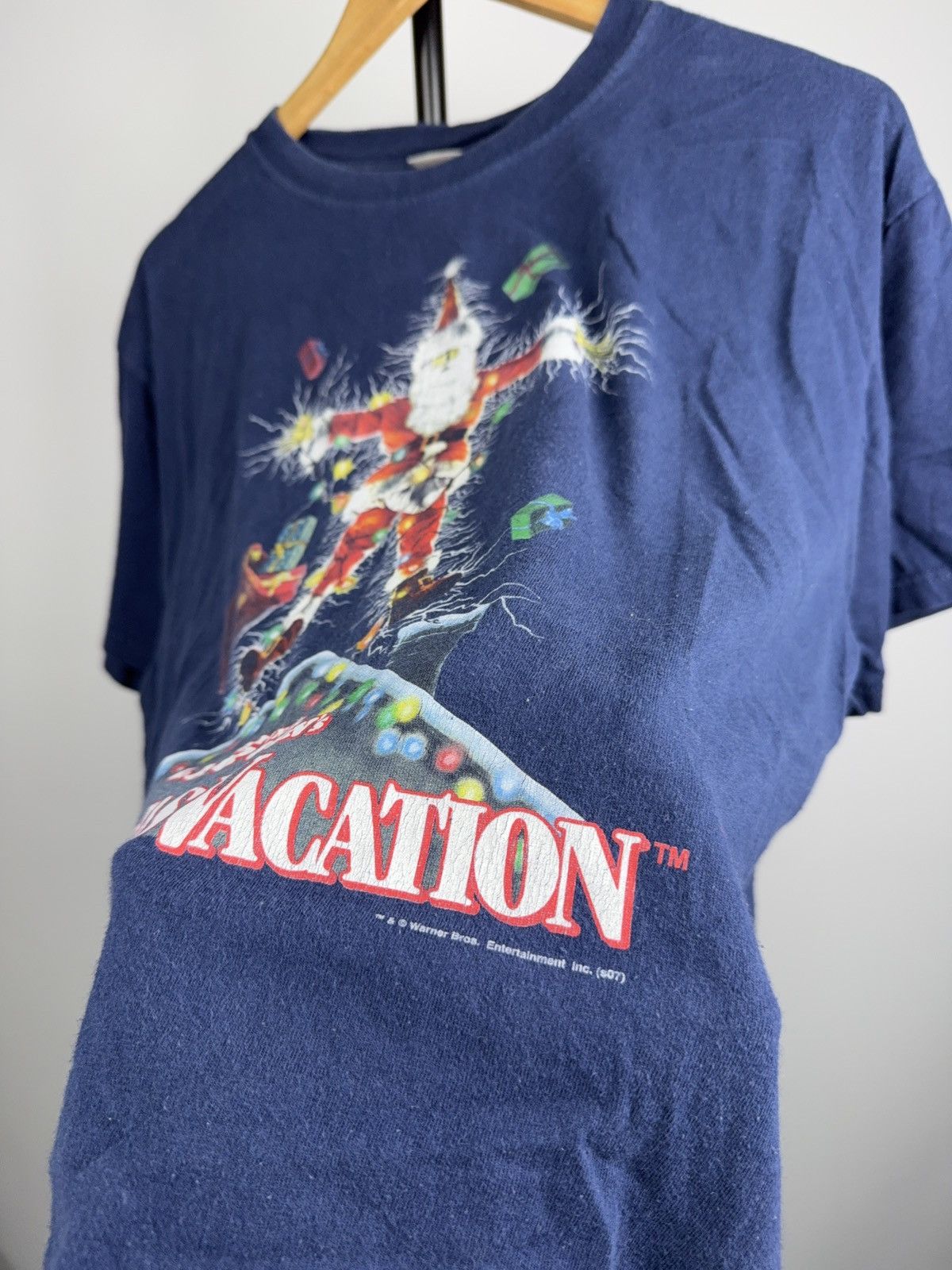 Warner Bros 2007 Christmas Vacation Santa Graphic Movie T-Shirt L Size US L / EU 52-54 / 3 - 7 Thumbnail