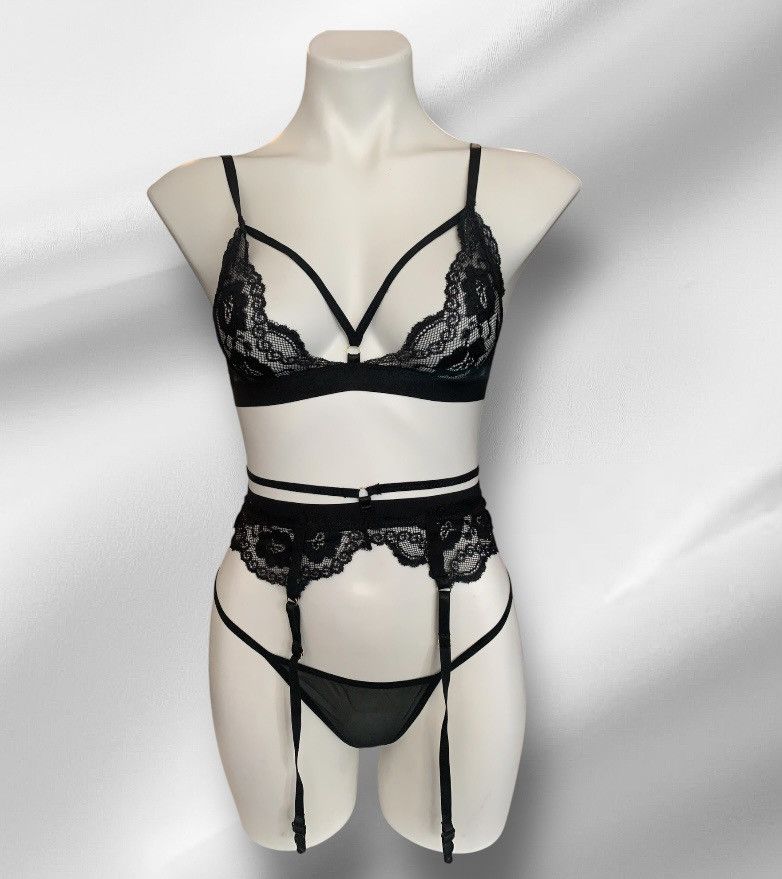 Designer NWOT 3 Piece Lingerie Set Black Lace Small Size S / US 4 / IT 40 - 1 Thumbnail