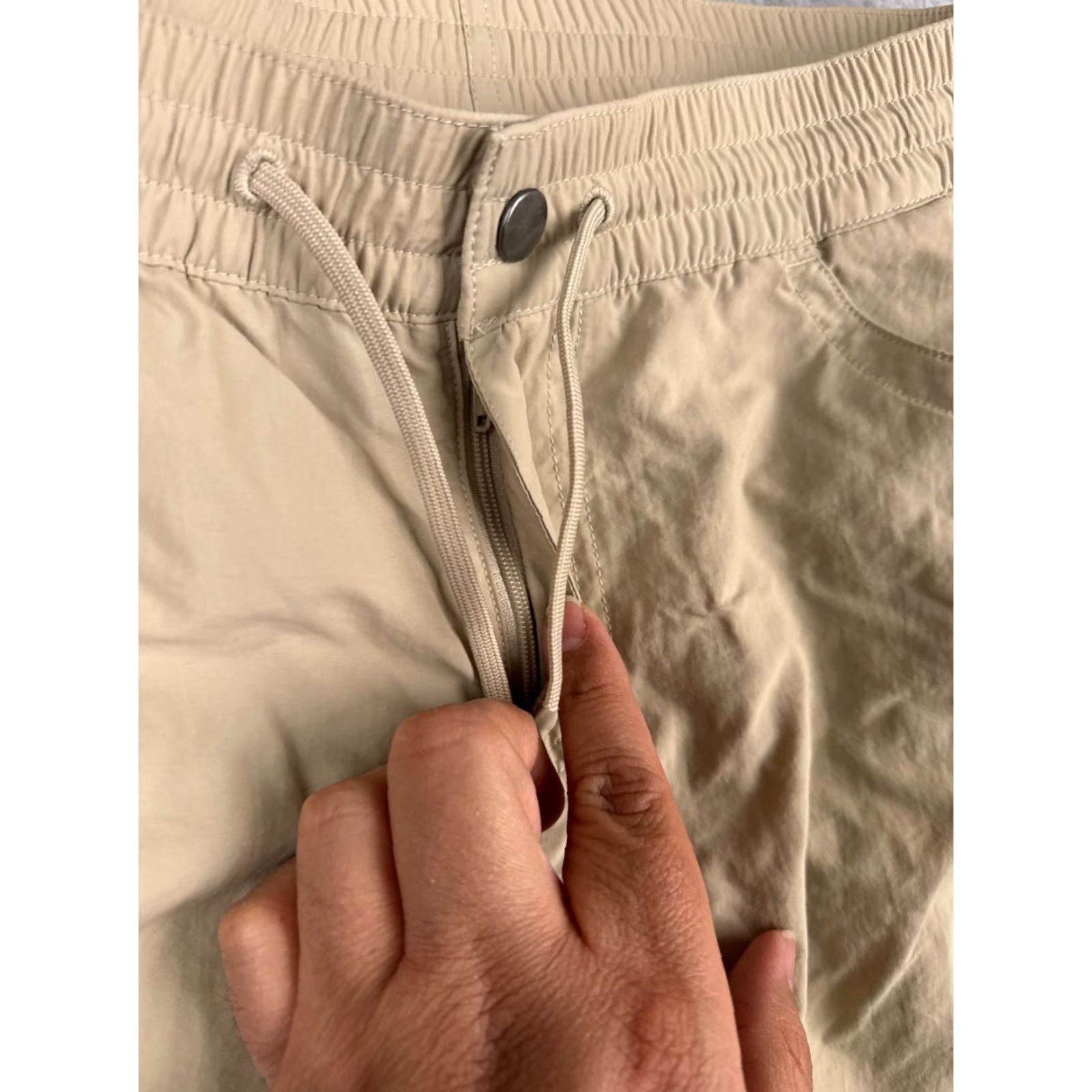 Vintage Columbia Shorts Women Medium Beige Cargo Elastic Waist 100% Nylon Shell 34x5.5 Size 32" / US 10 / IT 46 - 6 Thumbnail
