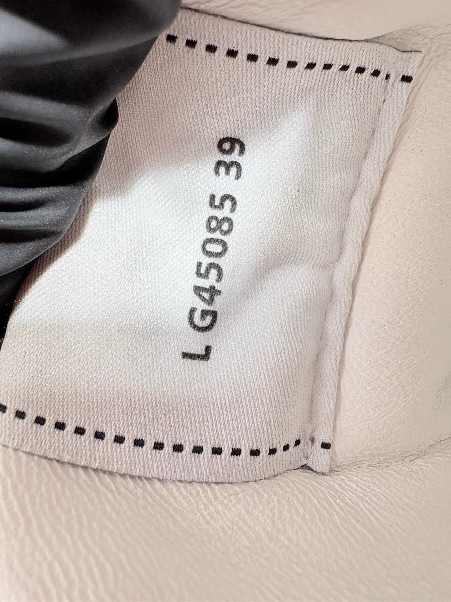 Chanel CHANEL Letter Logo White Sneakers K1 Size US 9 / IT 39 - 7 Thumbnail