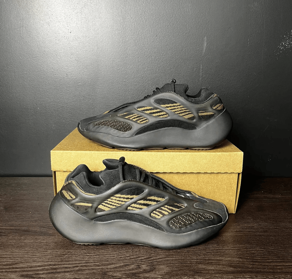 Adidas adidas Yeezy 700 V3 "Clay Brown" **PRE-OWNED** REP. BOX Size US 10.5 / EU 43-44 - 1 Thumbnail