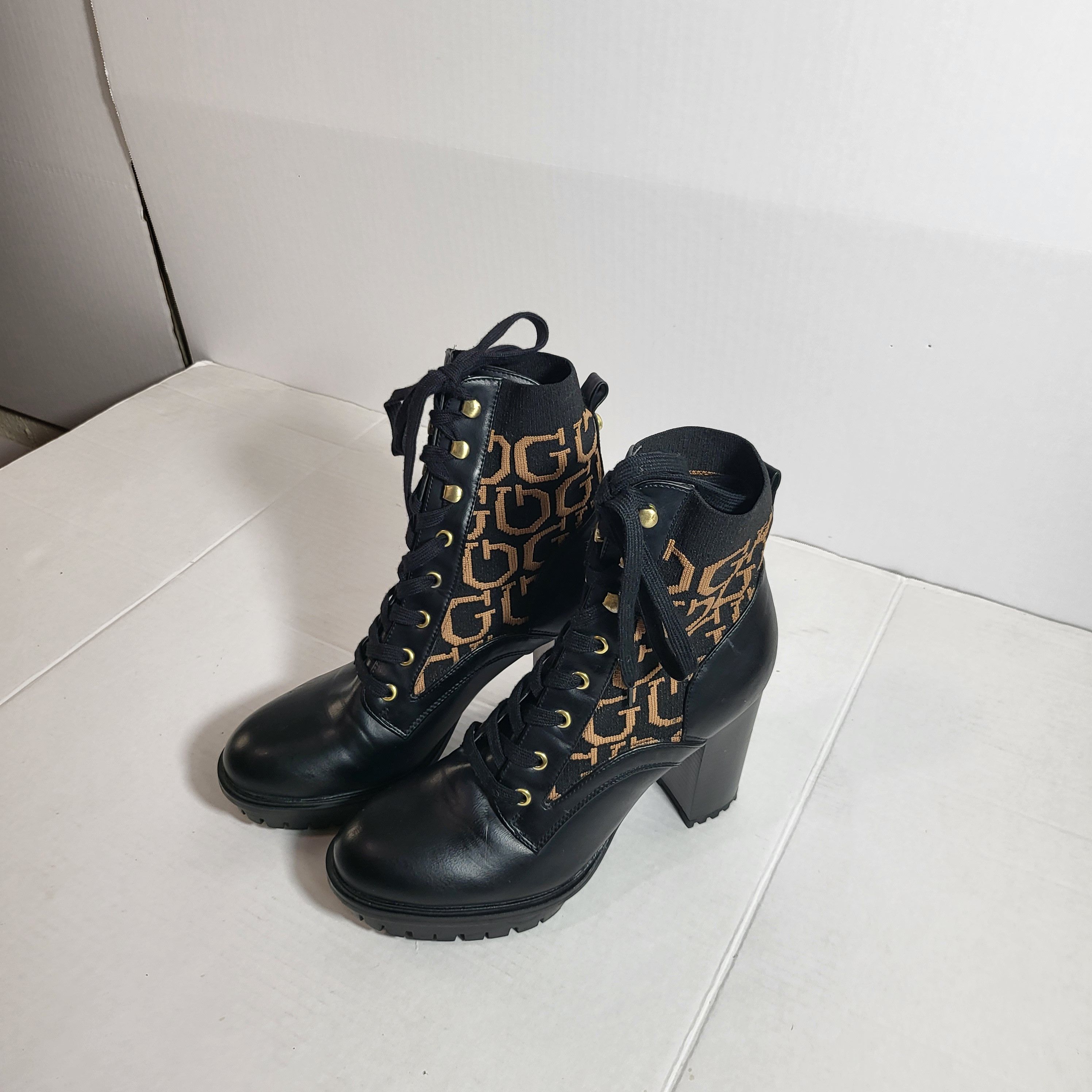 Guess The NWOT size 8.5 GUESS Womens GROWS-R Logo Ankle Boots Size US 8.5 / IT 38.5 - 1 Thumbnail