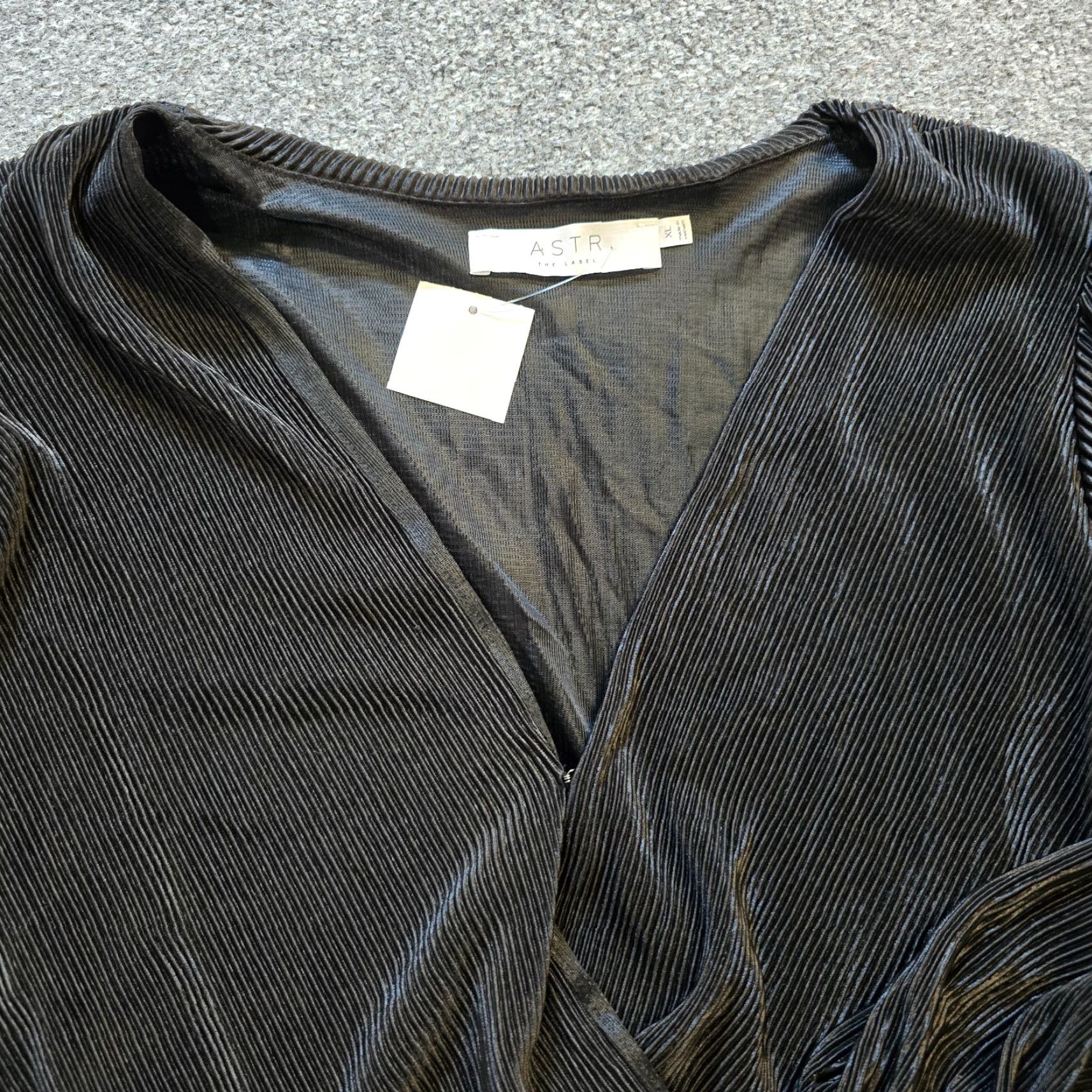 Vintage ASTR Top Blouse XL Womens Black Deep V Neck Pleated Texture Long Sleeve Cropped Balloon Sleeve Knit Polyester Elastic Waist Regular Style Cropped Size XL / US 12-14 / IT 48-50 - 2 Thumbnail
