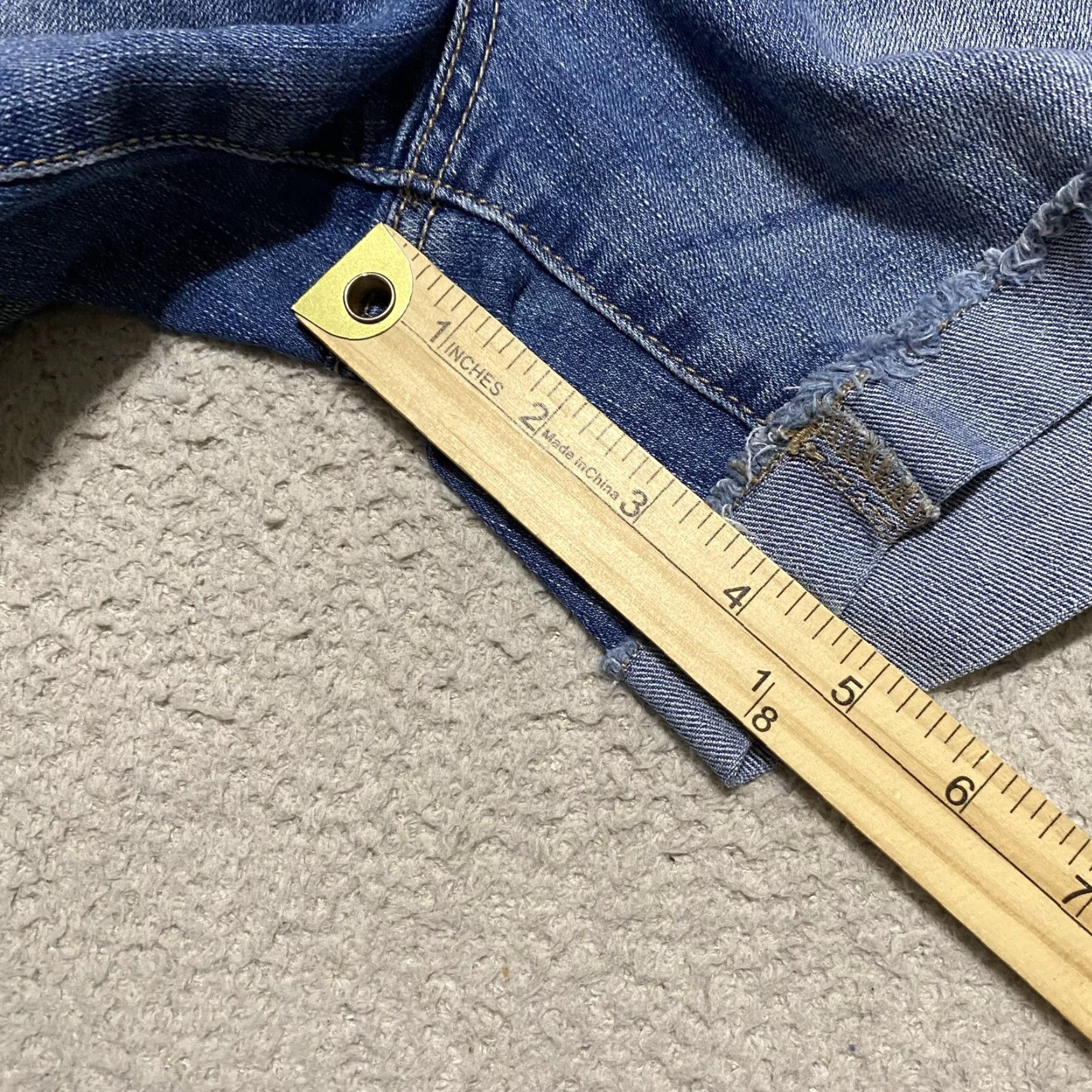 Apt. 9 Apt. 9 Shorts Womens 10 Blue Denim Medium Wash Modern Distress Cut Off Inseam 4" Size 32" / US 10 / IT 46 - 4 Thumbnail