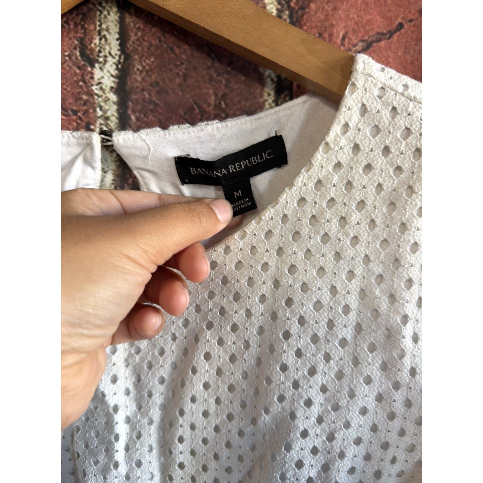 Banana Republic Banana Republic Blouse Womens L White Eyelet 3/4 Sleeves Bohemian Classic Shirt Size L / US 10 / IT 46 - 2 Thumbnail