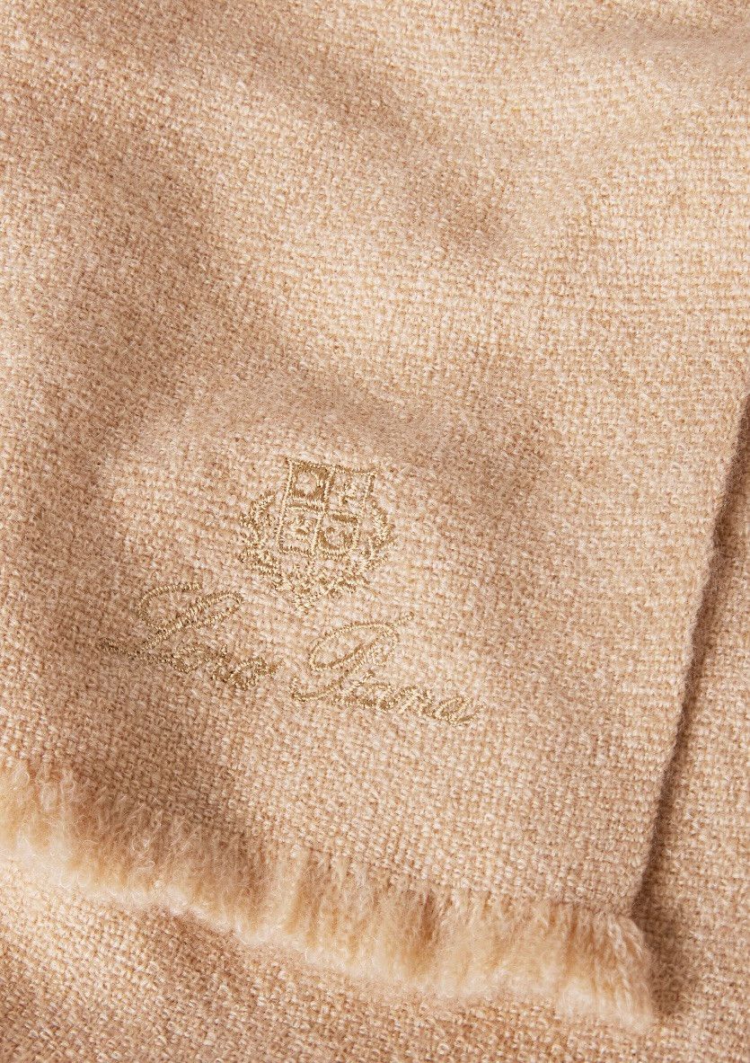 Loro Piana o1srvl11e0325 FAM9476 Size: OS / Scarf in Beige Size ONE SIZE - 2 Thumbnail