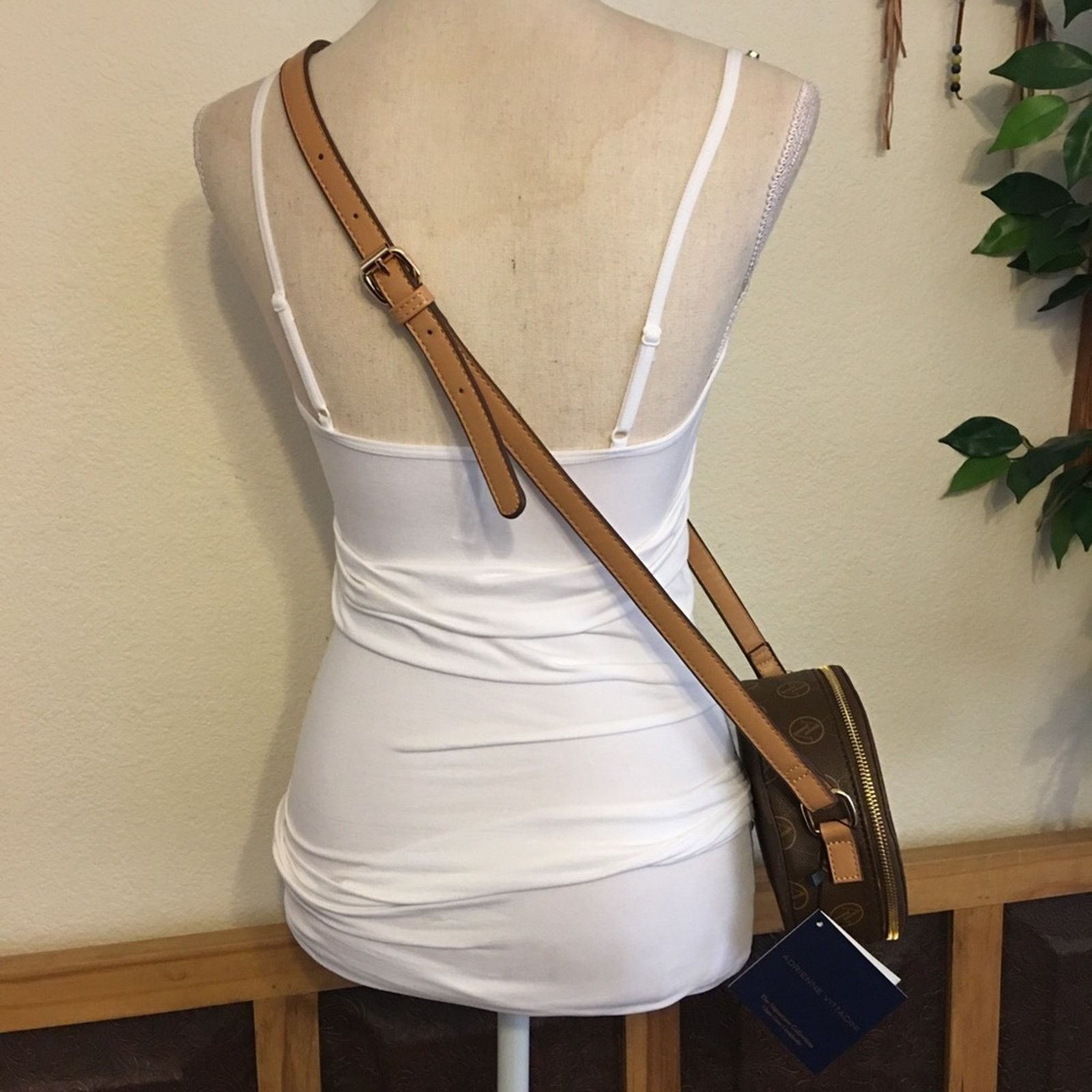 Other Adrienne Vittadini chocolate clam crossbody bag Size ONE SIZE - 4 Thumbnail