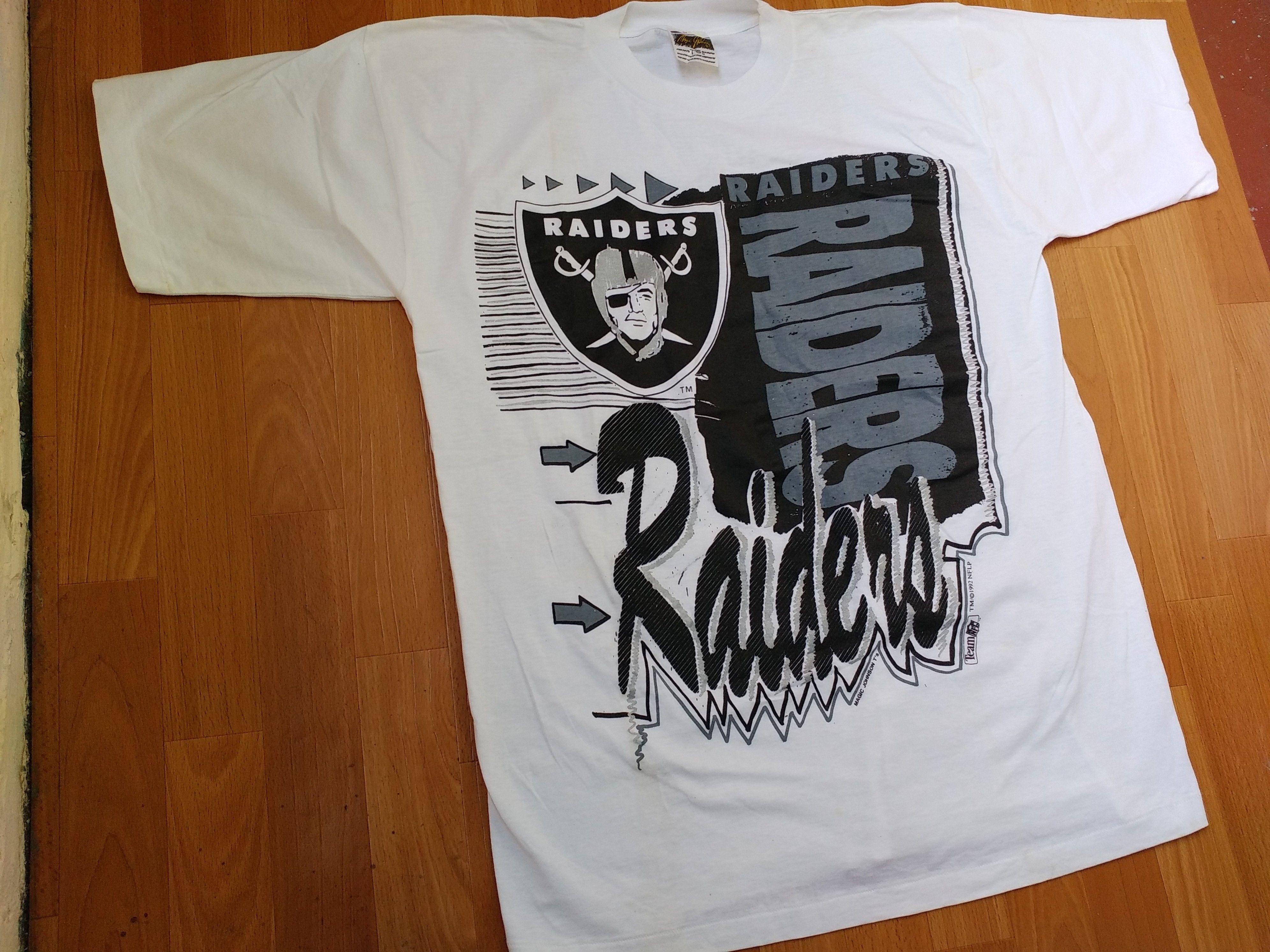 NFL Los Angeles RAIDERS t-shirt 1992 Magic Johnson vintage XL Size US XL / EU 56 / 4 - 2 Thumbnail
