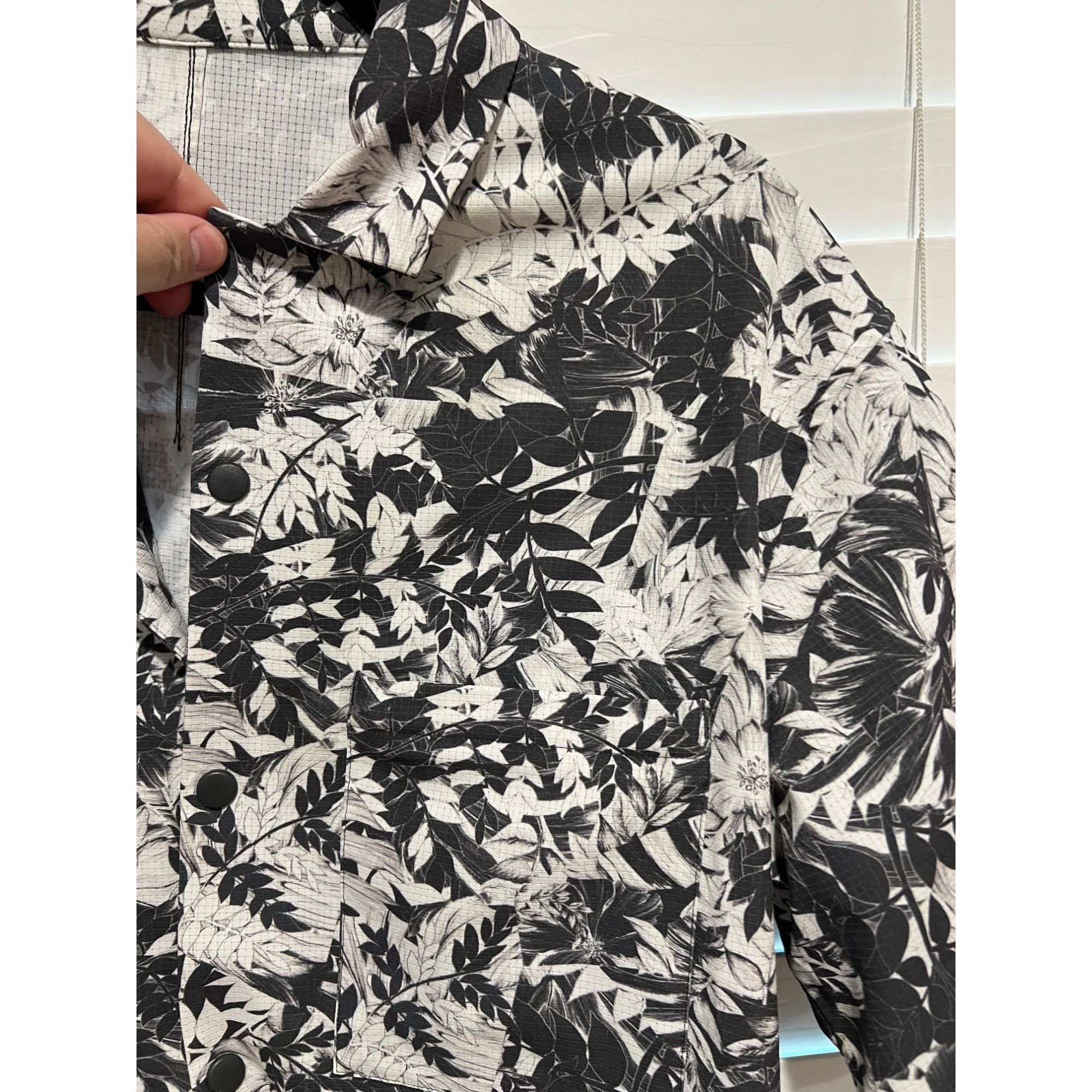 Lululemon Lululemon Short Sleeve Button Up Shirt - Size L Size US L / EU 52-54 / 3 - 3 Thumbnail