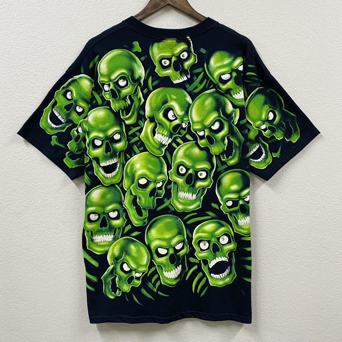 Liquid Blue × Vintage LIQUID BLUE VINTAGE 2001 *GREEN* SKULL PILE T-SHIRT (XL) Size US XL / EU 56 / 4 - 5 Thumbnail