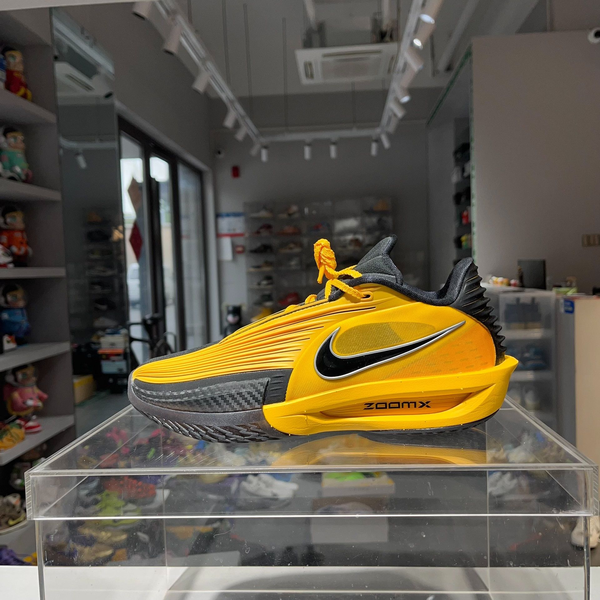 Nike Nike Yellow Lowtop Sneakers 9.5 Men Size US 9.5 / EU 42-43 - 1 Thumbnail