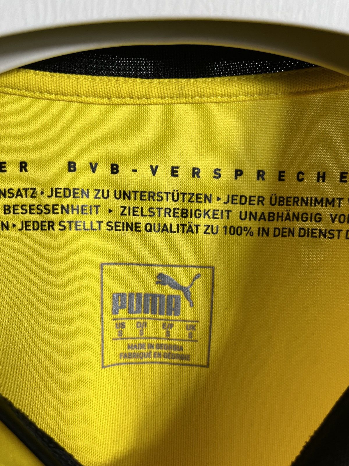 Puma BORUSSIA DORTMUND 2015 2016 HOME FOOTBALL SHIRT JERSEY PUMA Size US S / EU 44-46 / 1 - 4 Thumbnail