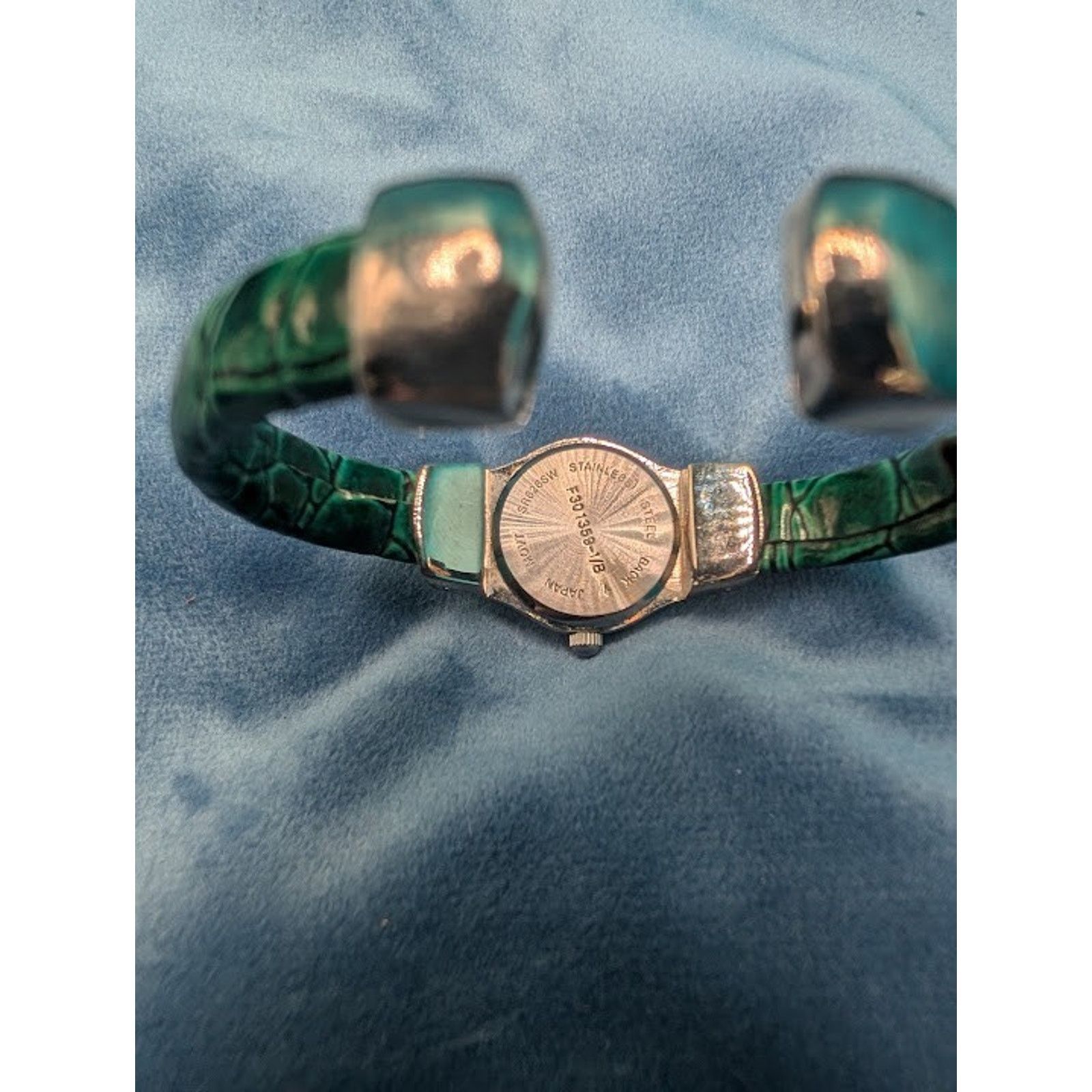 & Other Stories Ladies Watch Green Vinyl Bangel Quartz Japanese-Keeps Time Size ONE SIZE - 4 Thumbnail