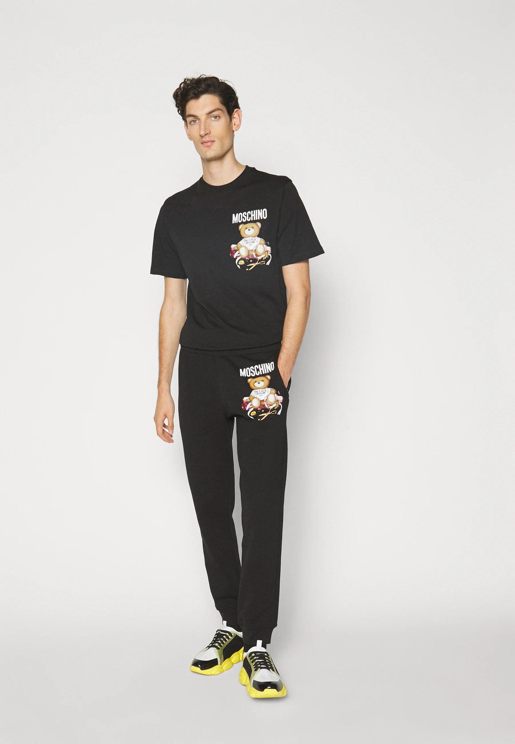 Moschino o1y0225 Logo Jogger & Sweatpant in Black Size US 32 / EU 48 - 3 Thumbnail