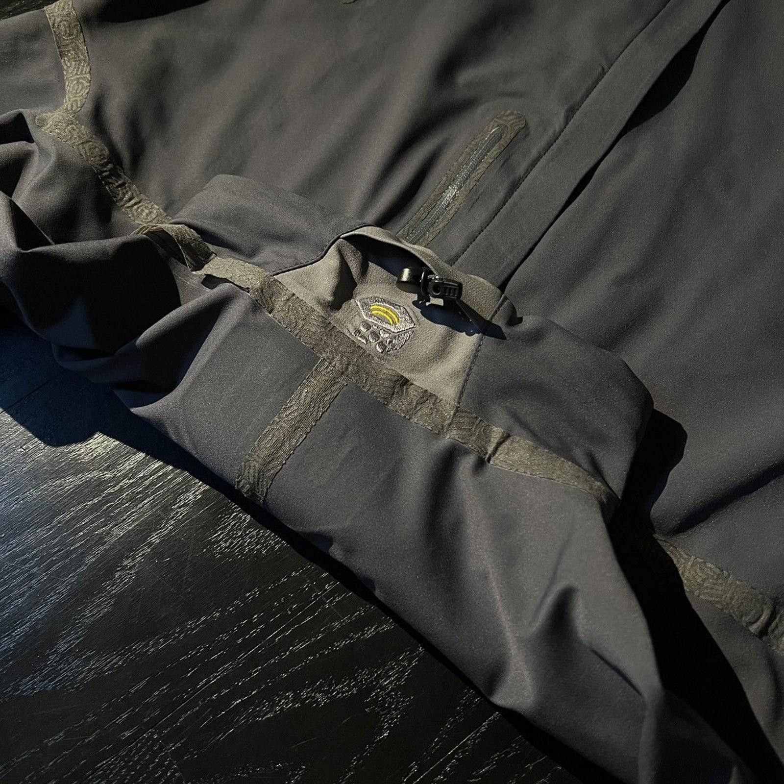 Mountain Hardwear Vintage Mountain Hardwear Taped Conduit Softshell Jacket Size US L / EU 52-54 / 3 - 8 Thumbnail