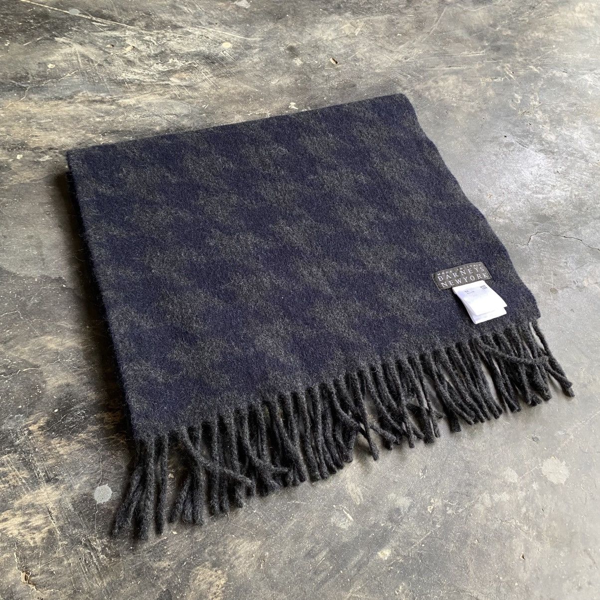 Barneys New York BARNEYS NEW YORK Navy Houndstooth Wool Scarf Size ONE SIZE - 5 Thumbnail