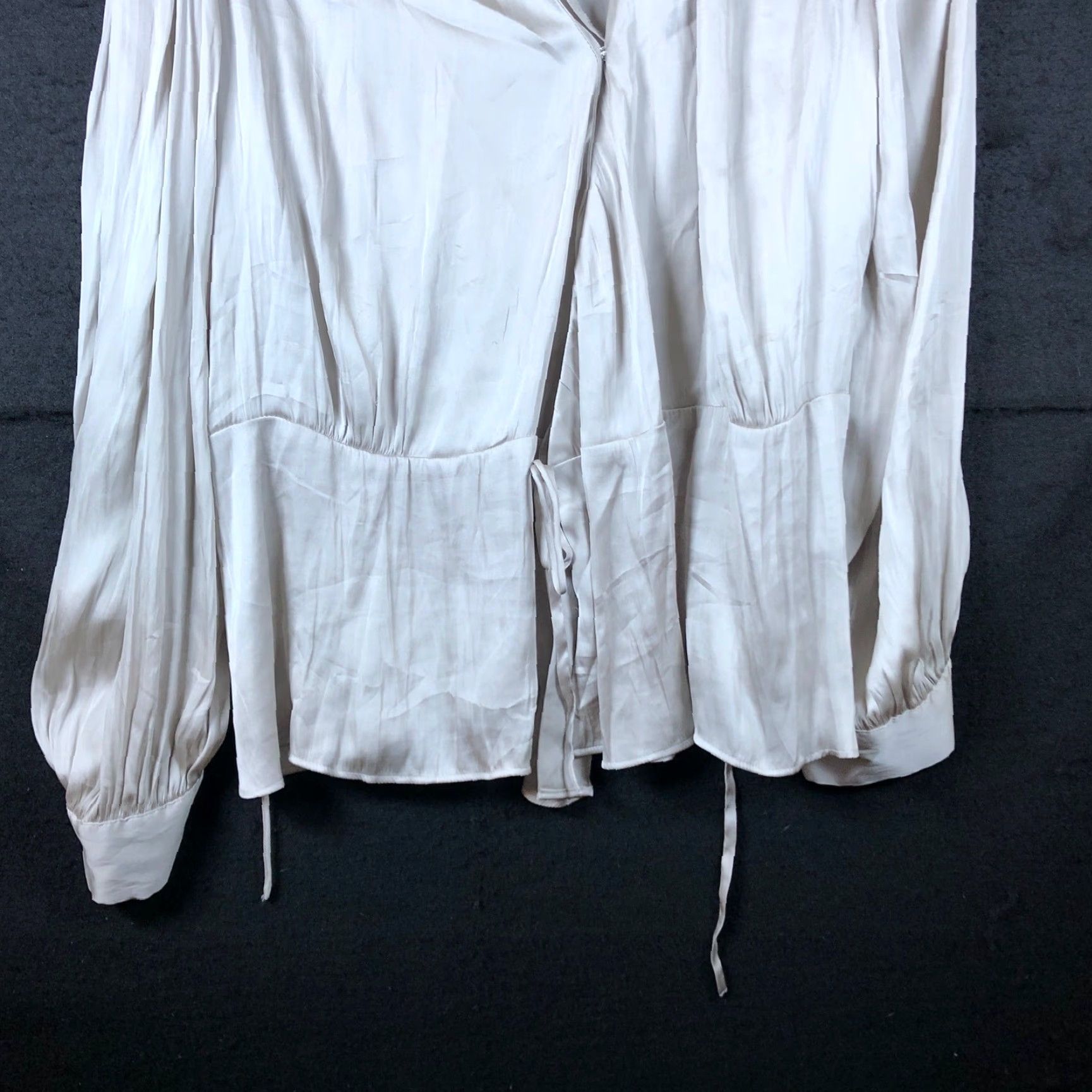 Banana Republic Banana Republic Blouse Womens Beige Shiny V Neck Long Sleeve Lightweight L Casual Office Size L / US 10 / IT 46 - 3 Thumbnail