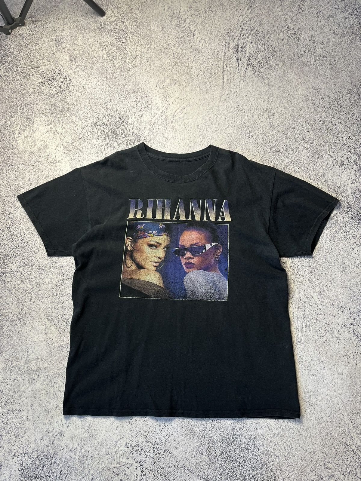 Band Tees Rihanna Vintage big logo Gildan band tee shirt Size US M / EU 48-50 / 2 - 3 Thumbnail
