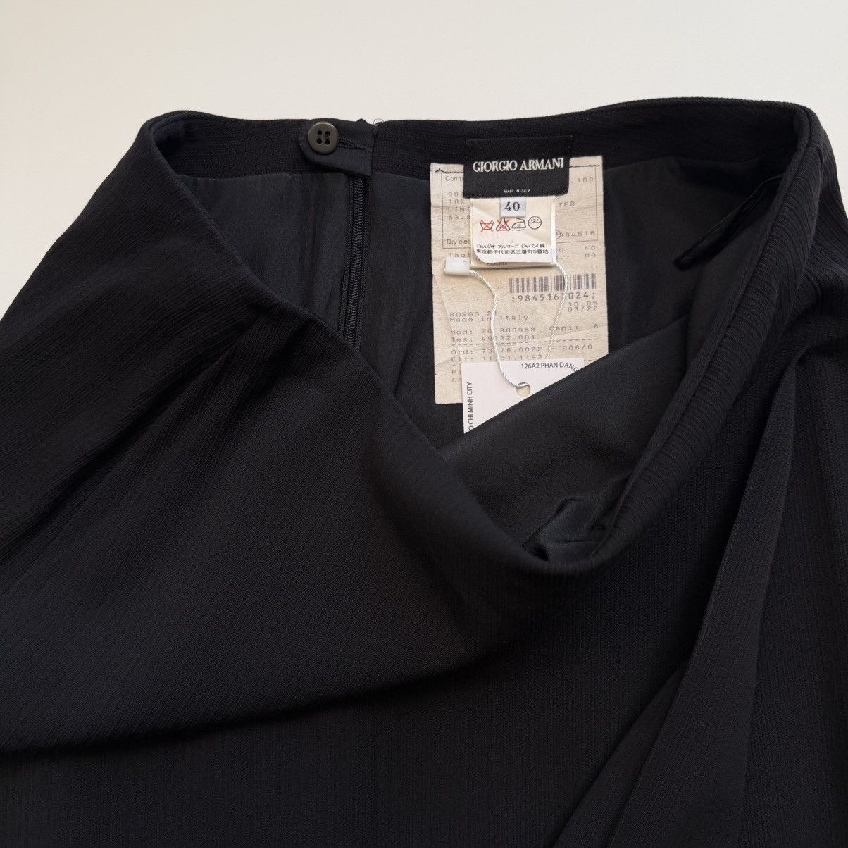 Giorgio Armani 1990s Giorgio Armani Side Fold Pencil Skirt Size 26" / US 2 / IT 38 - 3 Thumbnail
