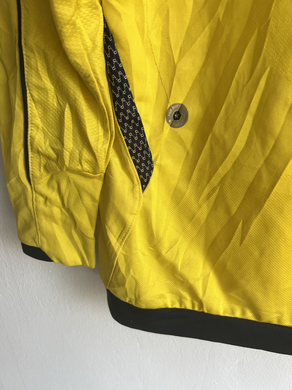Umbro Vintage Original 2006-07 Umbro England Goalkeeper Jersey 3rd Size US M / EU 48-50 / 2 - 4 Thumbnail