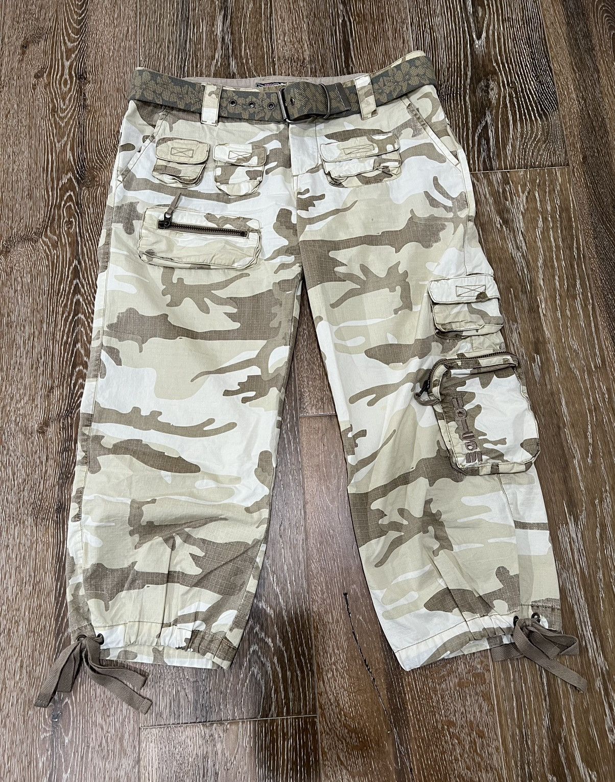 Vintage Womens volcom camo cargo capris Size 30" / US 8 / IT 44 - 1 Thumbnail