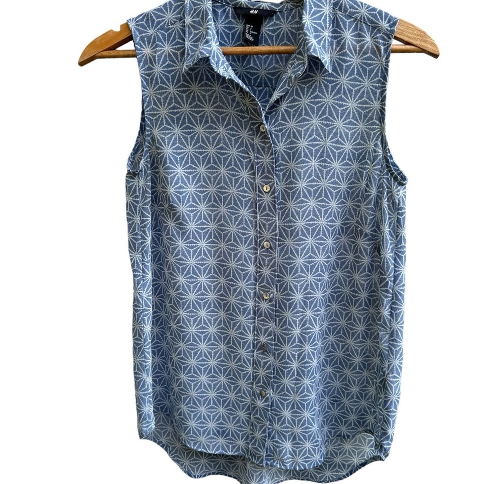 H&M H&M Blue Geometric Pattern Button Down Blouse Size XS Size XS / US 0-2 / IT 36-38 - 2 Thumbnail