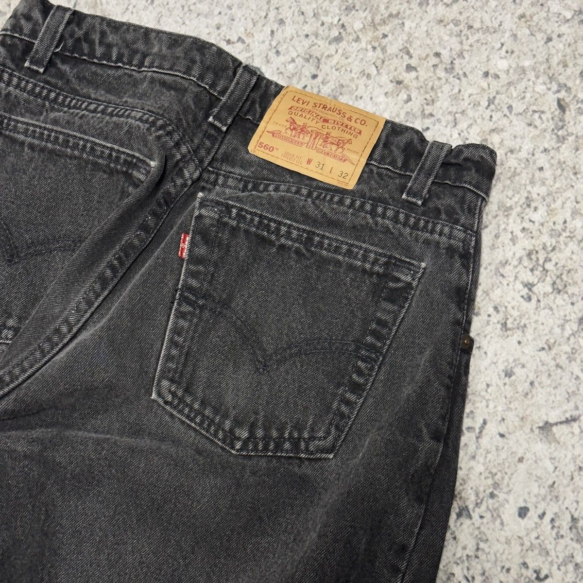 Levi's 90s Levi’s 560 Faded Black Loose Tapered Jeans ERD Grunge Size US 31 - 7 Thumbnail