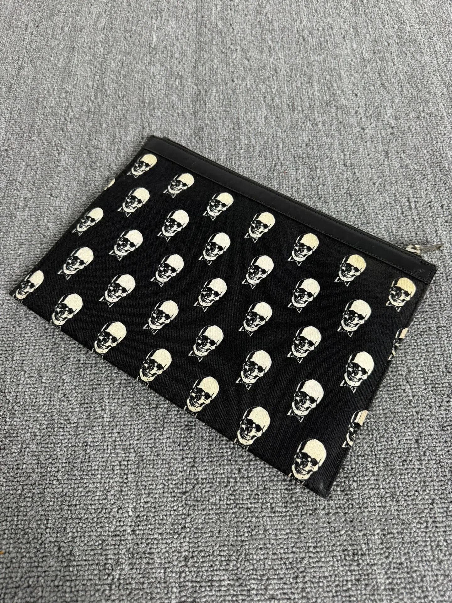 Saint Laurent Paris Saint Laurent Skull Print Clutch Bag. Size ONE SIZE - 2 Thumbnail