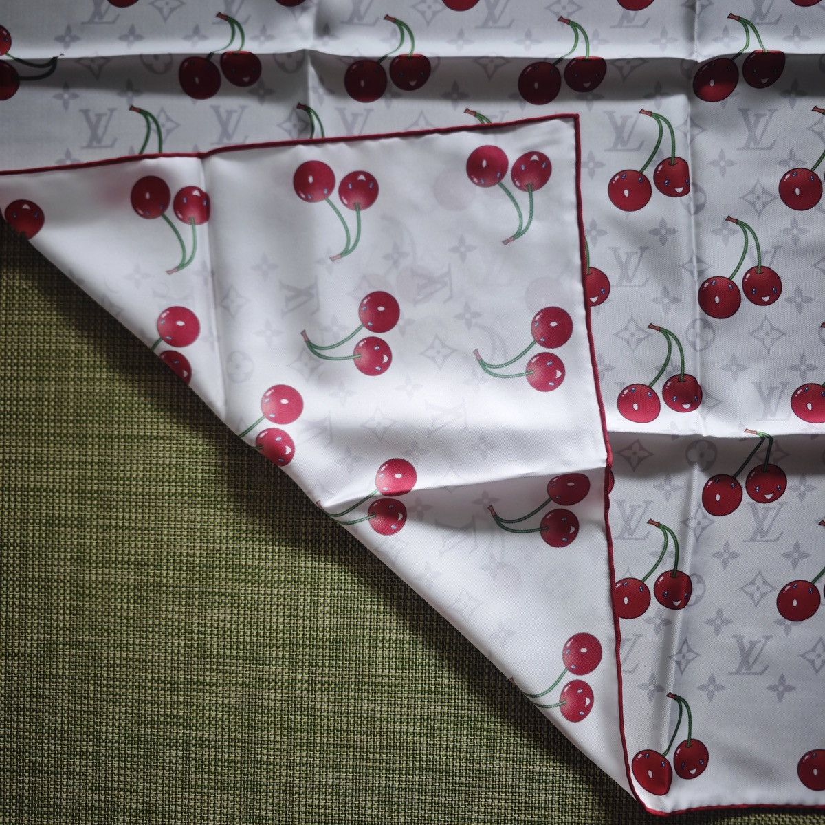 Louis Vuitton × Takashi Murakami Louis Vuitton x Murakami Cerise/Cherries silk scarf Size ONE SIZE - 5 Thumbnail