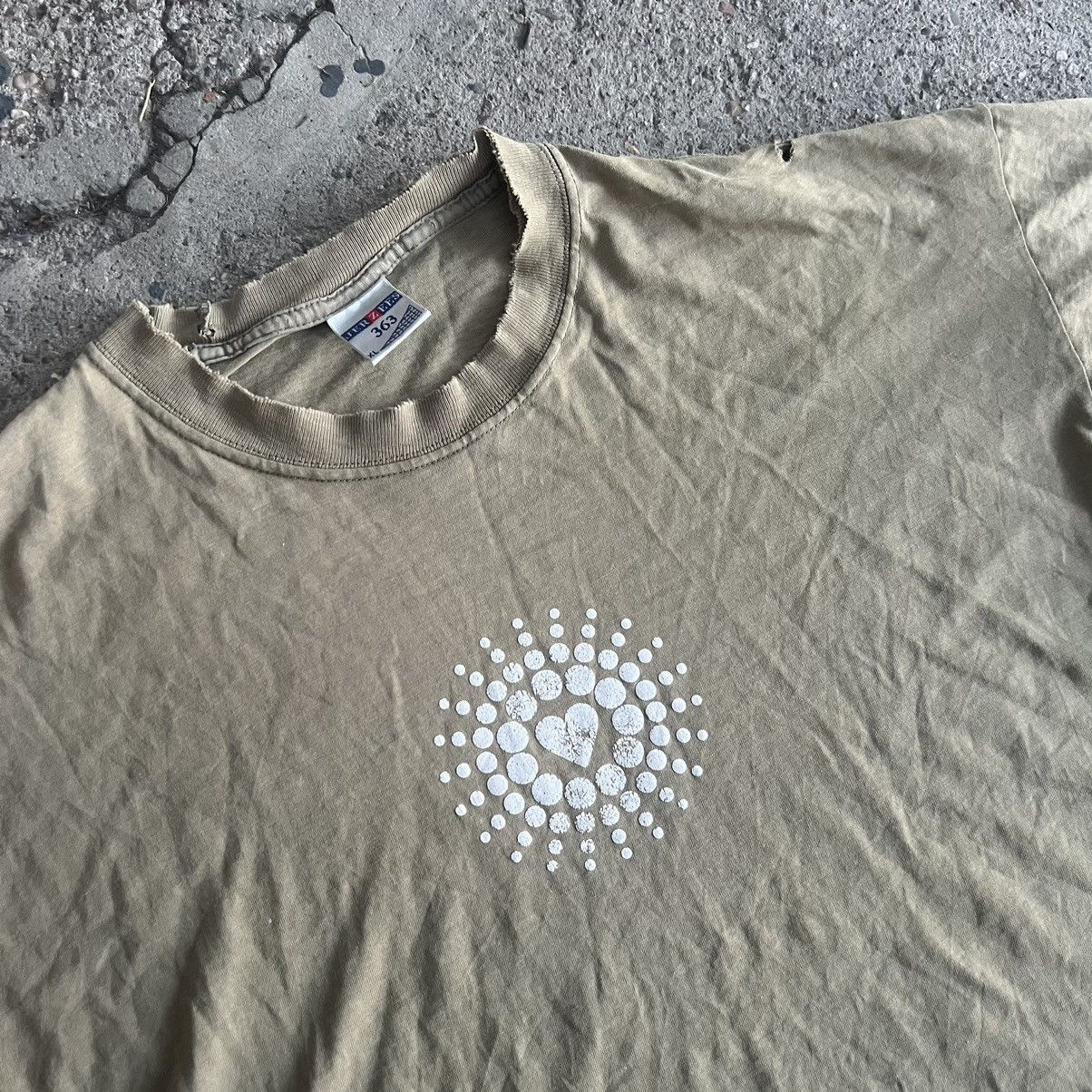 Keith Haring × Vintage Heart T-Shirt Distressed Beige graphic tee Size US XL / EU 56 / 4 - 4 Thumbnail