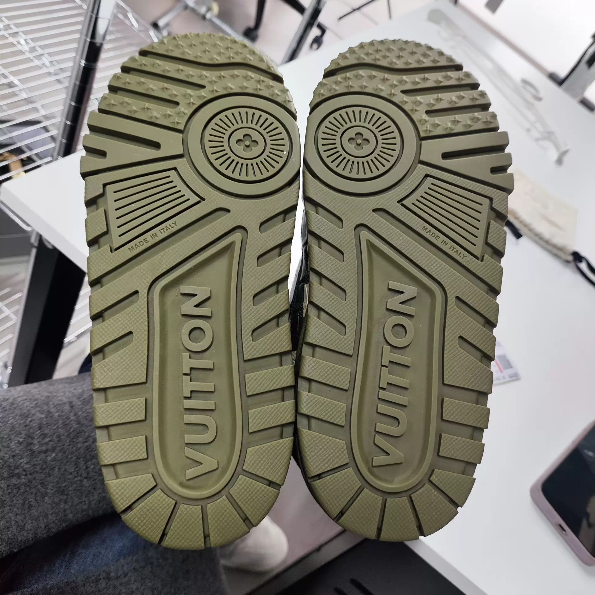 Louis Vuitton LV Green 41 EU Shoes 260301ZZLAB01 Size US 8 / EU 41 - 4 Thumbnail