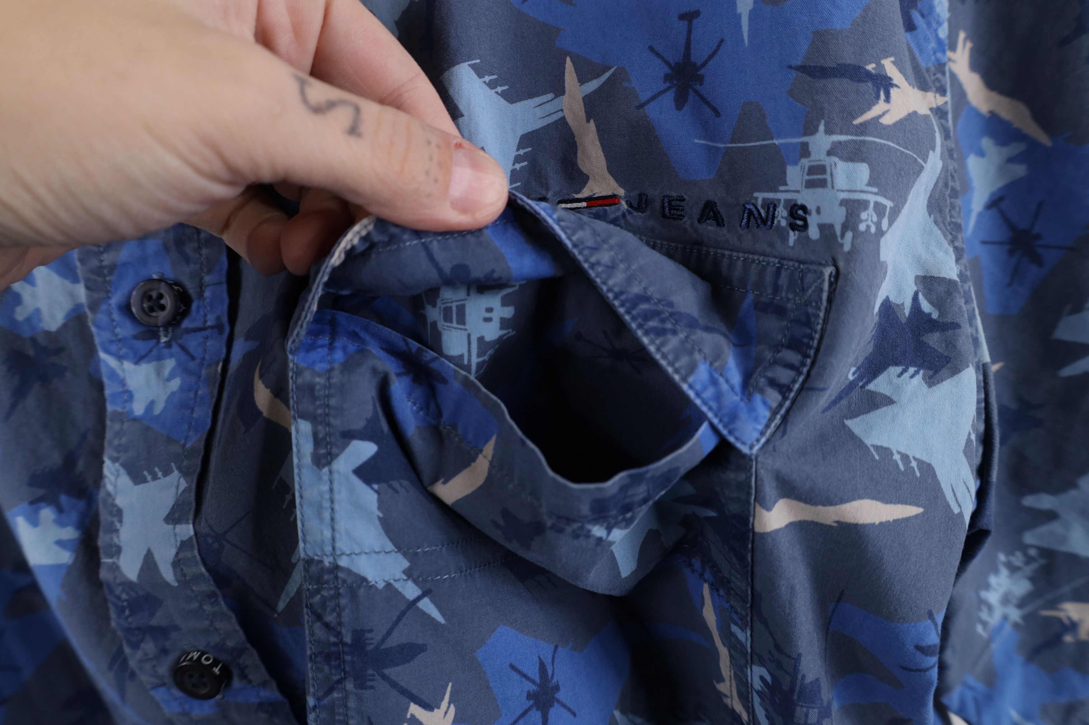Tommy Hilfiger Vintage 90s Tommy Hilfiger Plane All Over Print Button Shirt Size US L / EU 52-54 / 3 - 5 Thumbnail