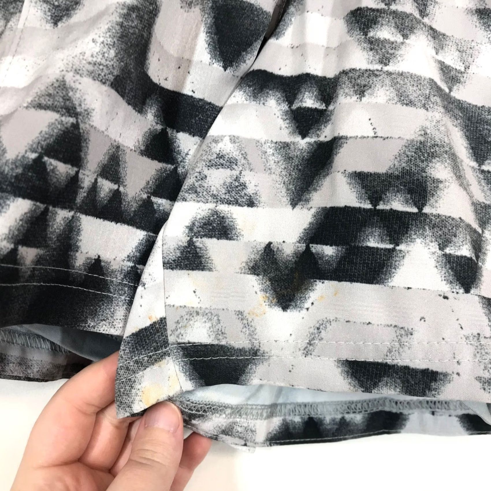 Triangl Columbia Omni-Freeze Active Shorts Black White Geometric Triangle Womens M Elastic Pockets Athletic Fit Geometric Southwest Outdoor Summer Spring Size 32" / US 10 / IT 46 - 5 Thumbnail