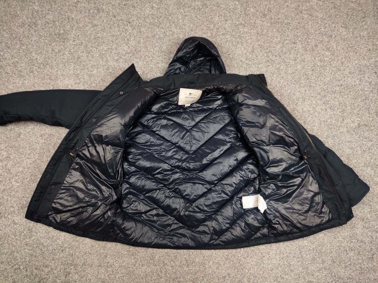 Woolrich Woolen Mills Woolrich Design Classic Navy Pocket Mens Down Jacket Size US L / EU 52-54 / 3 - 6 Thumbnail