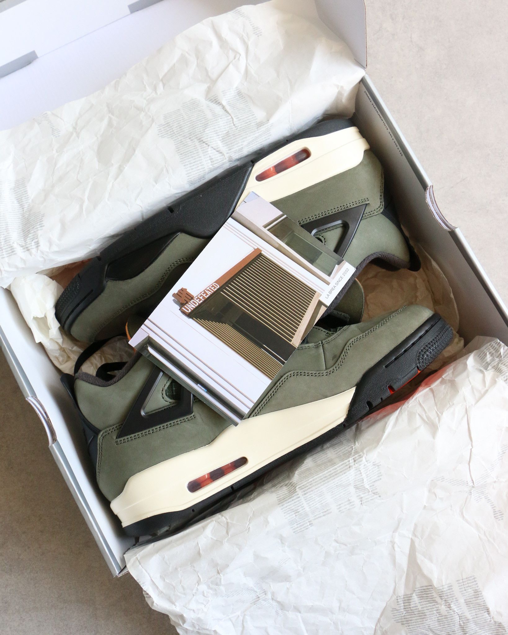 Jordan Brand × Undefeated Jordan 4 Retro OG Undefeated 2025 Size US 11 / EU 44 - 10 Thumbnail