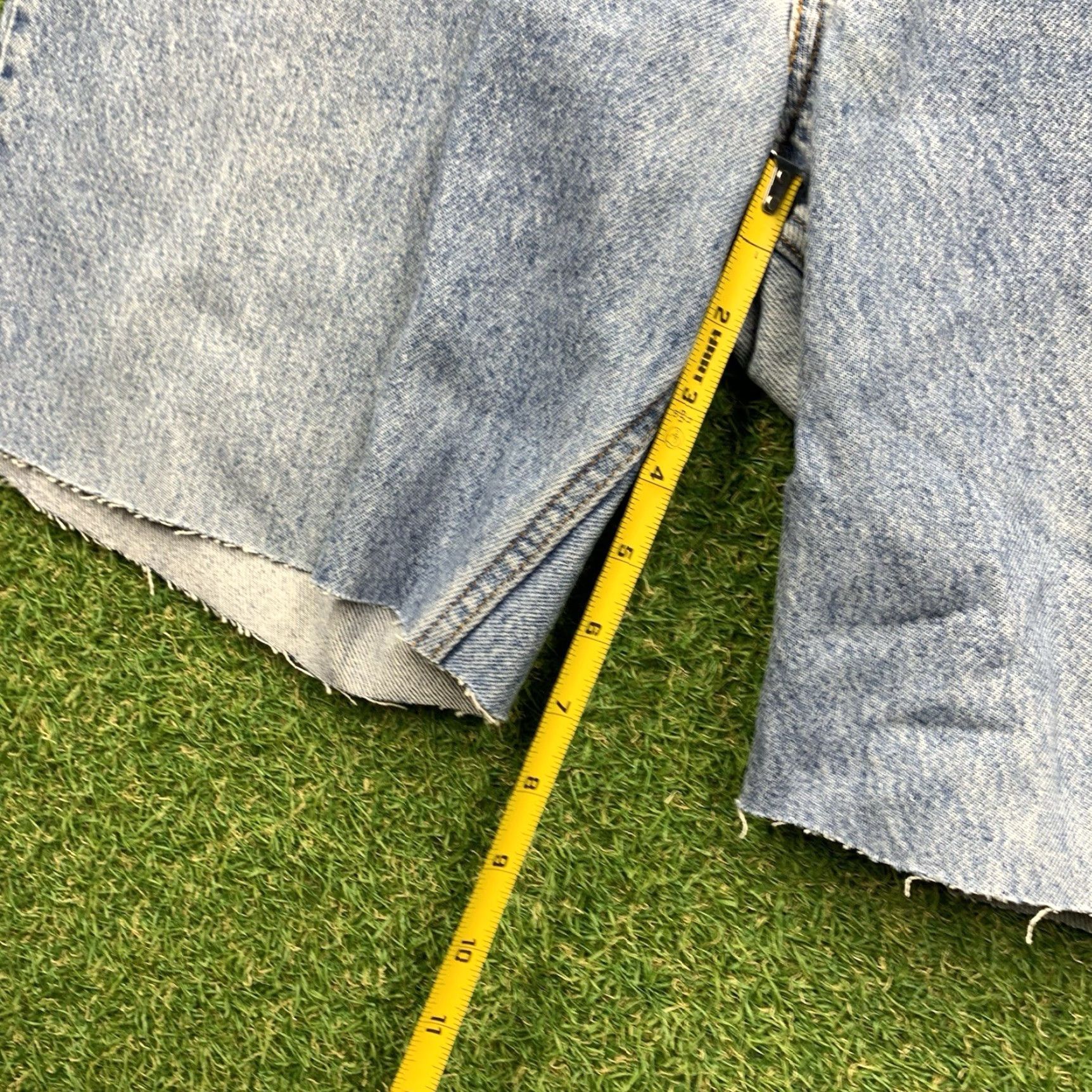 Levi's VINTAGE Levi's 550 Jean Shorts Mens 40 x8 Light Blue Denim Bermuda Relaxed Fit 90s Grunge Y2K Silver Tab Skate 5-Pocket Mens Baggy Size US 40 / EU 56 - 7 Thumbnail