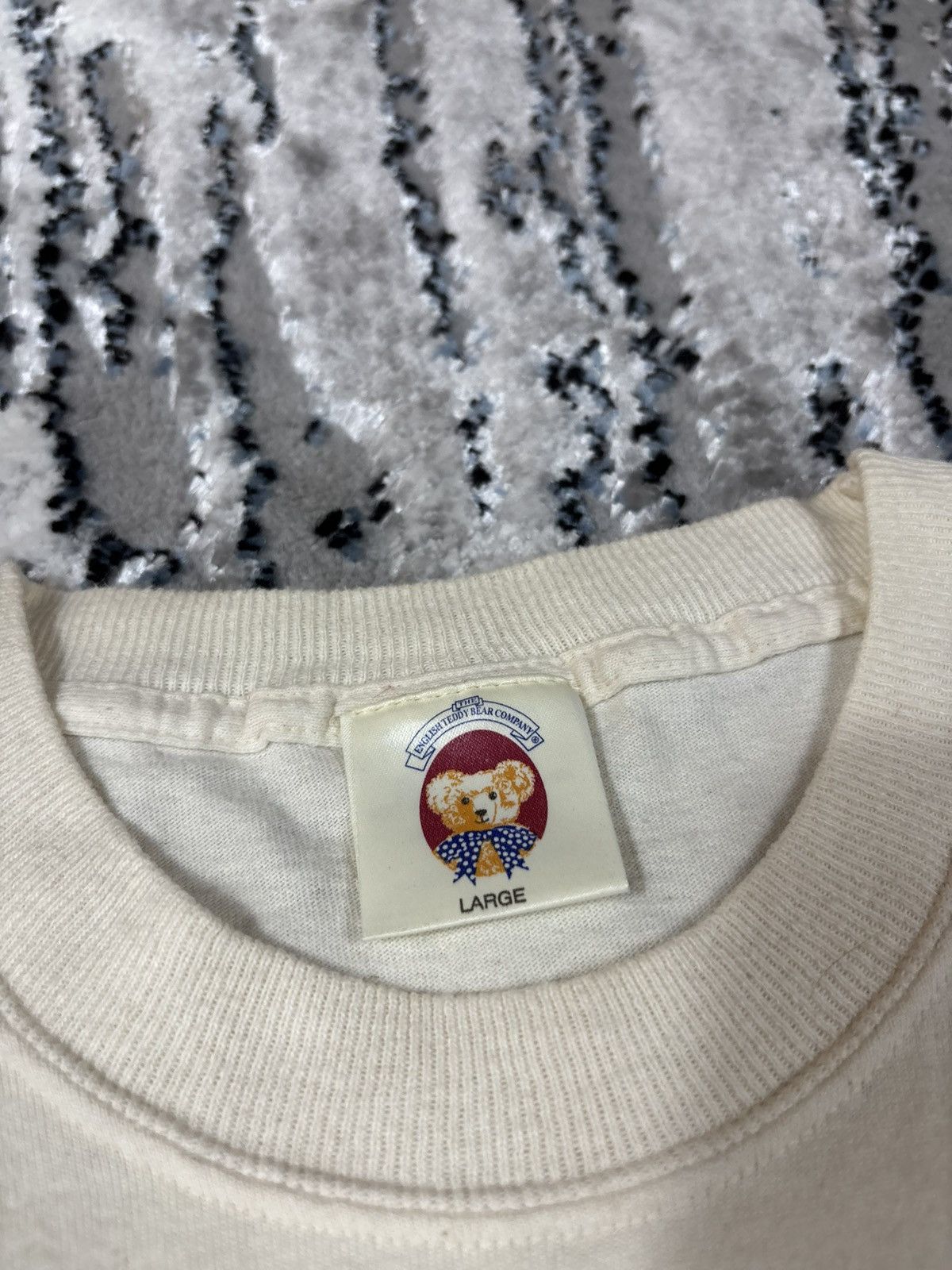 Vintage The English Teddy Bear Company Hug tshirt Streetwear y2k 90s Size US L / EU 52-54 / 3 - 5 Thumbnail