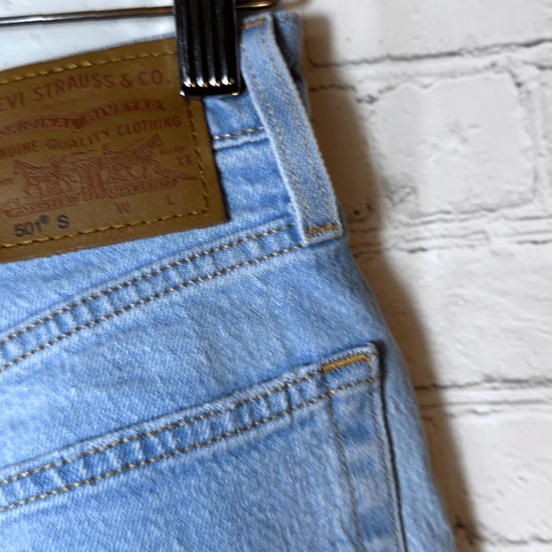 Levi's VINTAGE Levi’s 501 Jeans Men Size W26 L28 Light Wash 90s Button Fly Raw Hem Blue Size US 26 / EU 42 - 5 Thumbnail