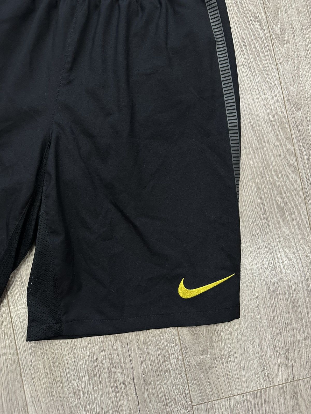 Nike FC Barcelona 2011 2012 Away Football Soccer Shorts Nike sz S Size US 29 - 2 Thumbnail