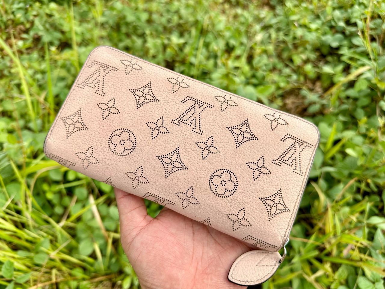 Louis Vuitton Authentic Louis Vuitton Monogram Mahina Magnolia Wallet Size ONE SIZE - 2 Thumbnail