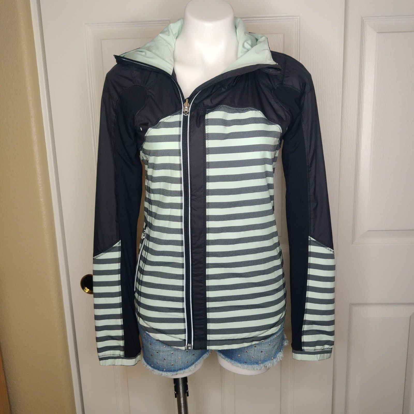 Lululemon Lululemon Run: Get Up And Glow Jacket *Reflective 360 Size S / US 4 / IT 40 - 1 Thumbnail