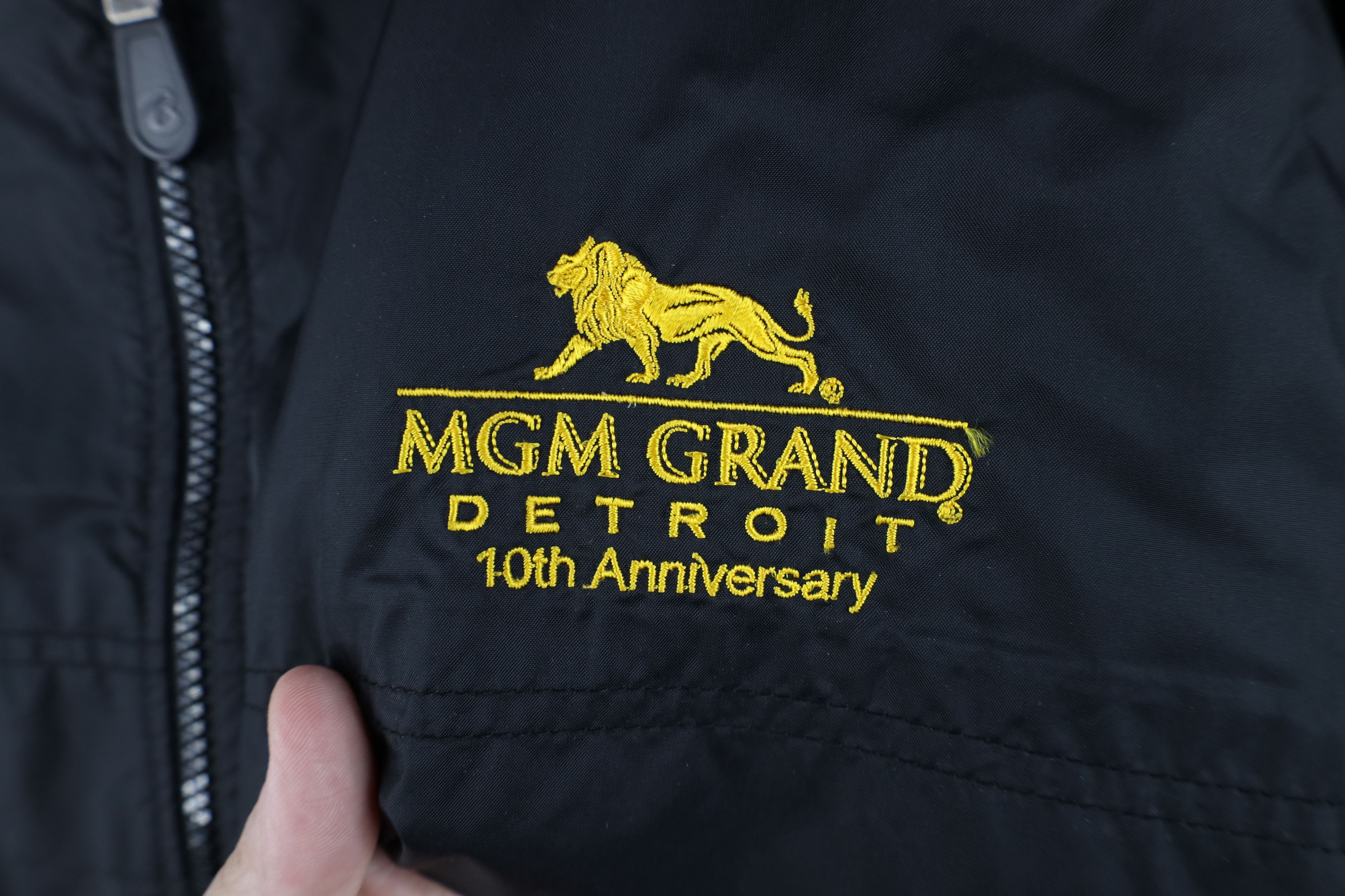 Vintage Vintage MGM Grand Detroit Casino Hooded Windbreaker Jacket Size US XL / EU 56 / 4 - 4 Thumbnail