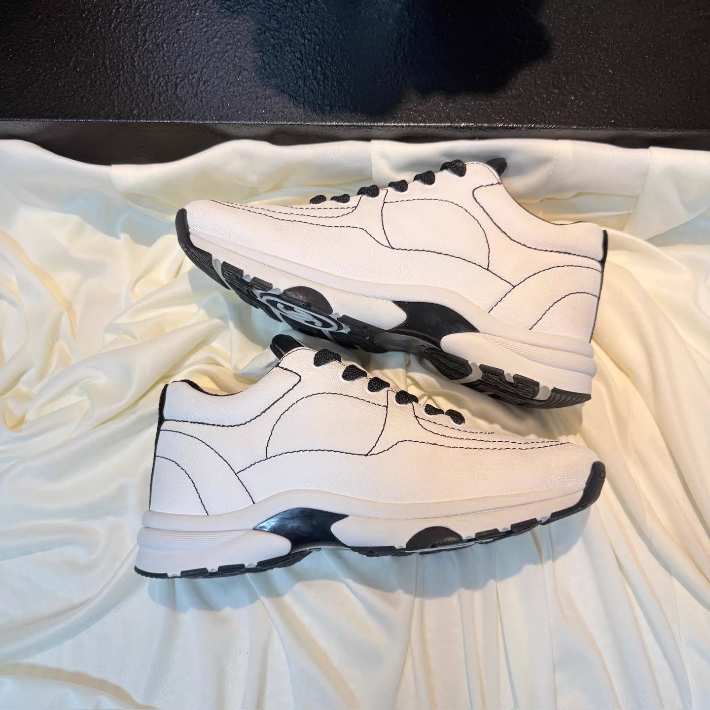 Chanel CHANEL 25C Black White Comic Sneakers 36 EU 99 New Size US 5.5 / IT 35.5 - 4 Thumbnail