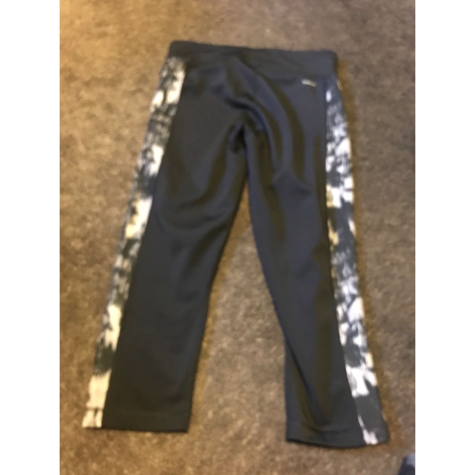 Vintage Adidas Climalite Women's Capri Gym Legging M Gray BLACK/GREY 3/4 Cropped Capri Legging Tight Activewear Mens? Size 32" / US 10 / IT 46 - 3 Thumbnail
