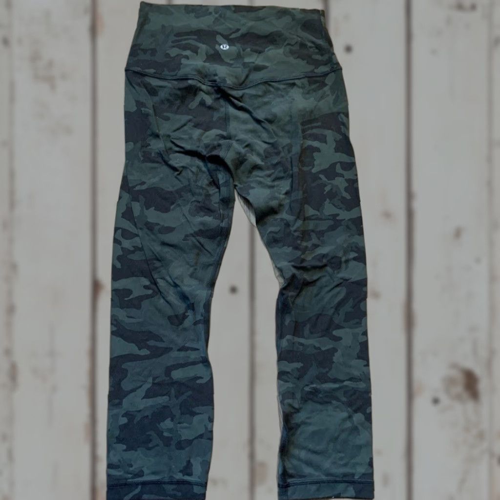 Lululemon Lululemon align crop leggings 21" size 6 camo Size 28" / US 6 / IT 42 - 1 Thumbnail