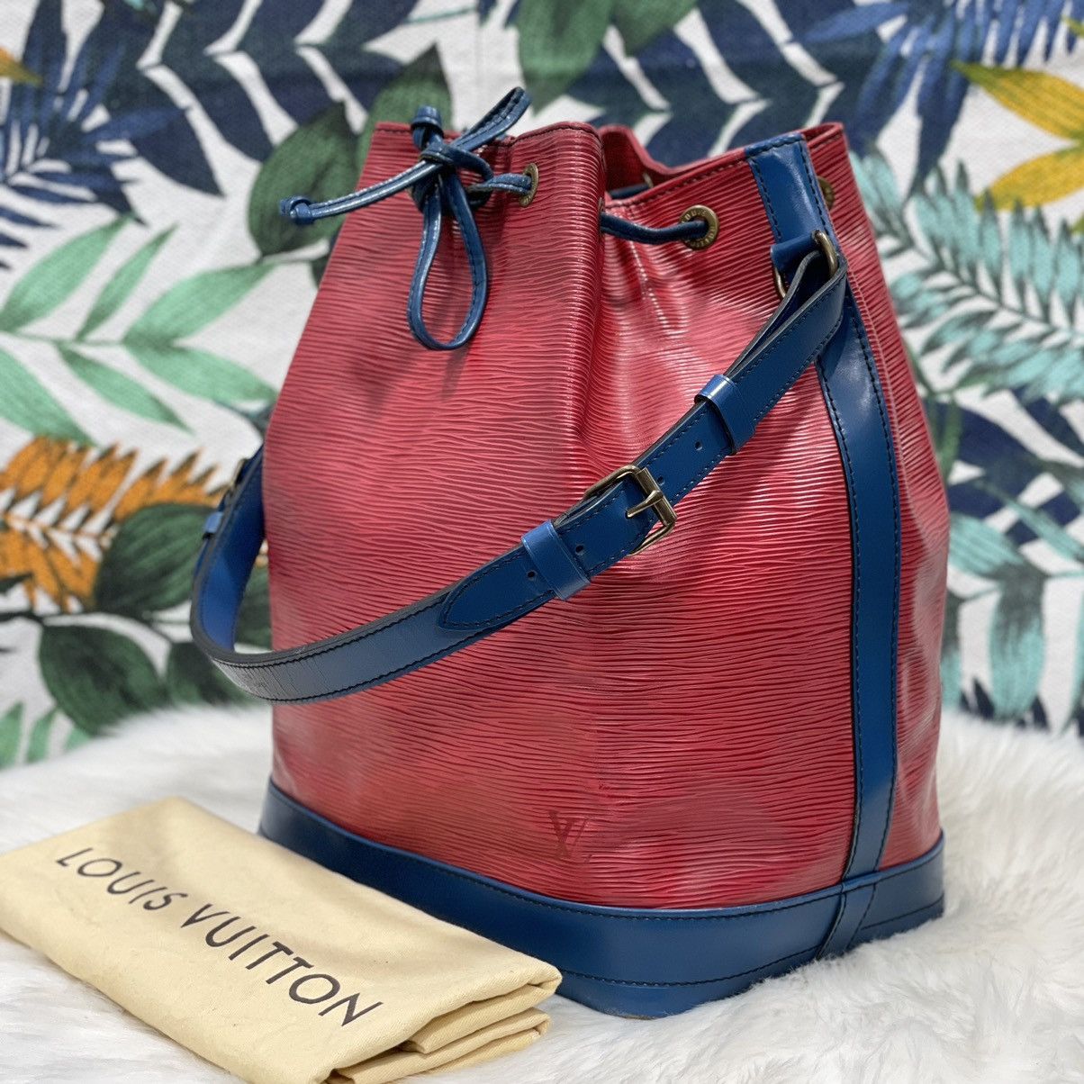 Authentic LOUIS VUITTON EPI Leather Large Noe Shoulder Bag