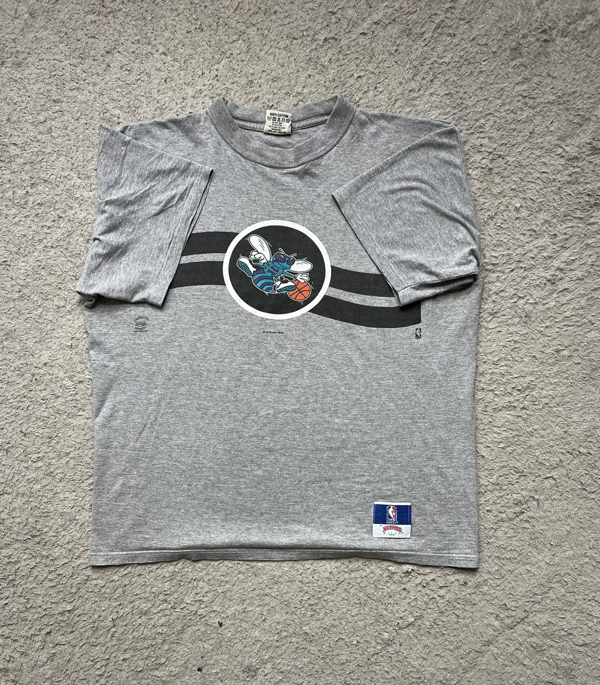 Nutmeg Tshirt Nutmeg Charlotte Hornets NBA Vintage 90’s Size US M / EU 48-50 / 2 - 2 Thumbnail